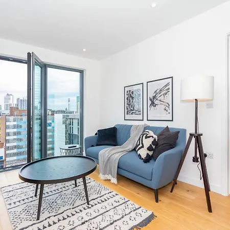 Deluxe 1 Bedroom Stylish - City Centre Apartment *