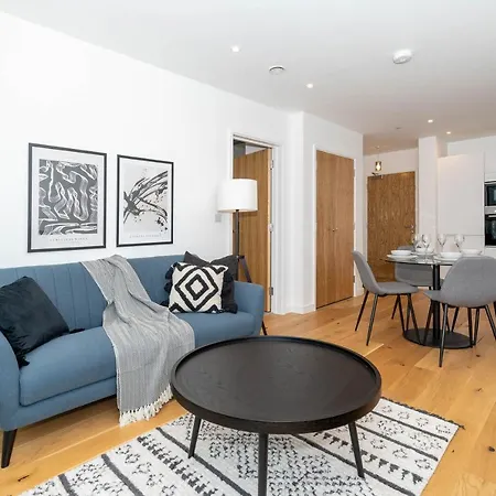 Deluxe 1 Bedroom Stylish - City Centre Apartment *
